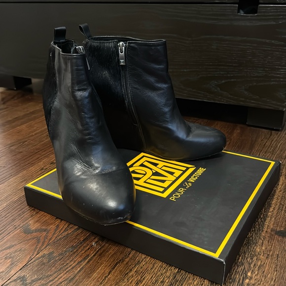 Pour La Victoire ZipUp Booties - Picture 1 of 3